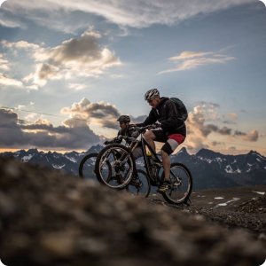 Über einzigartige Singletrails auf der Grenzlinie zwischen Graubünden und Tirol mit faszinierenden Alpenpanoramen vom Säntis, Berner Alpen, Bernina-Gruppe, Ortlergebiet, Oetztaler Gletschern bis hin zur Zugspitze.